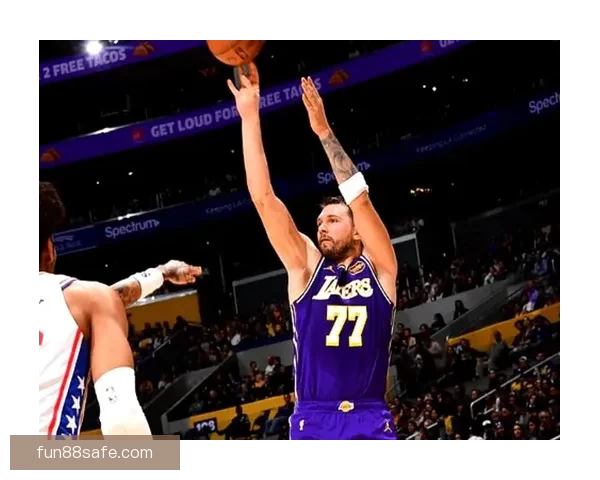 东契奇腿筋受伤詹姆斯回归持球核心湖人再靠老将支撑